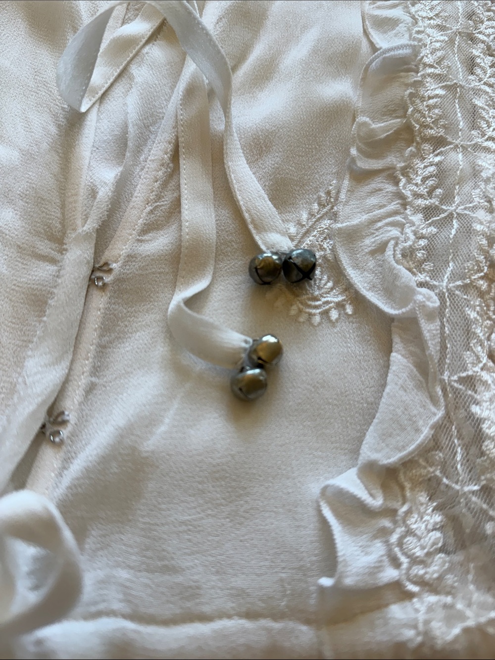 CHAN LUU WHITE SHEER PAISLEY LACE RUFFLE TRIM SILVER BELL TIES ROMANTIC BOHO TOP - Picture 12 of 15